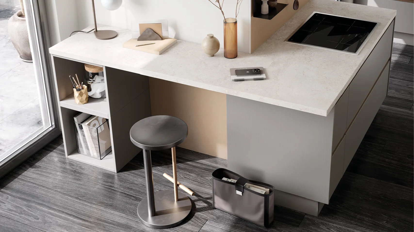 Moderne Küche mit heller Arbeitsplatte und integriertem Arbeitsplatz. Kücheninsel mit Stauraum, Hocker und Accessoires in natürlichem Design für stilvolles, funktionales Wohnen.